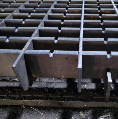 Passarela de barras serrilhadas soldadas, para serviço pesado, com gradeamento de aço galvanizado